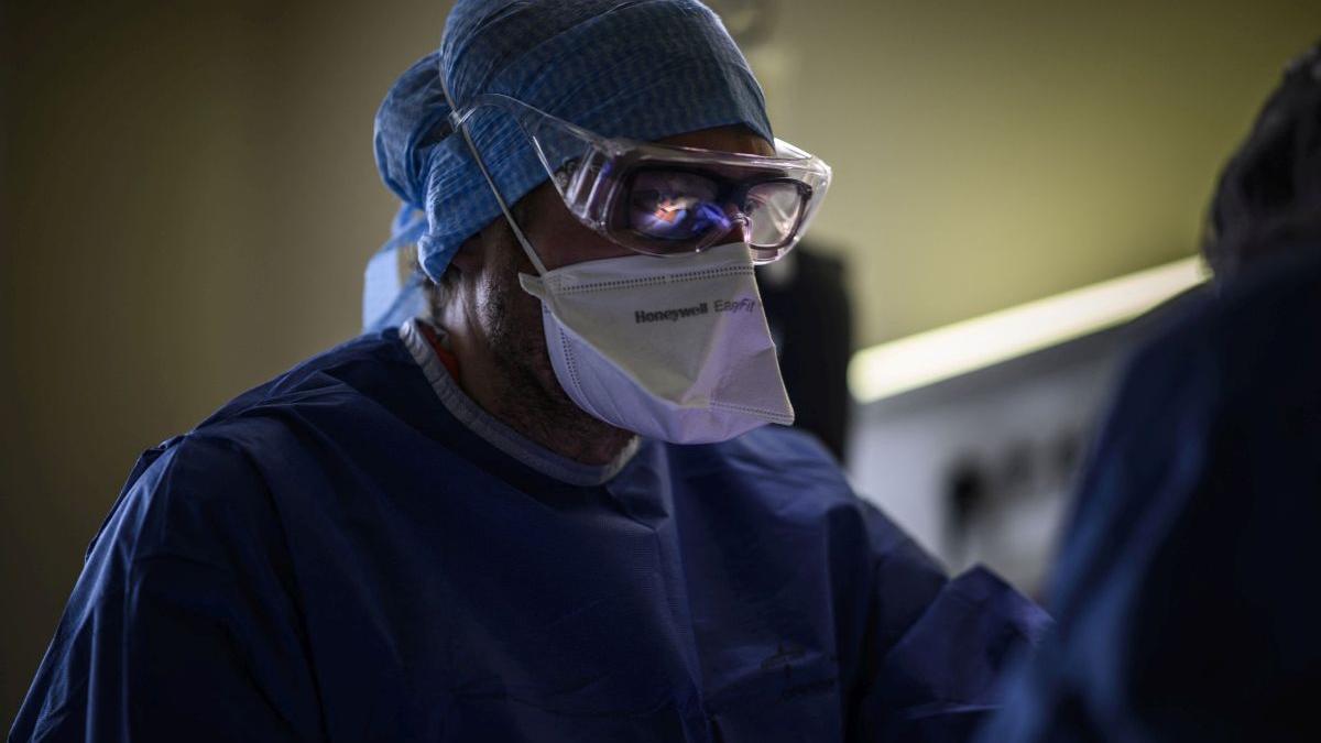 marturia cutremuratoare a unui medic roman la paris mor singuri iar noi suntem cei care le tinem