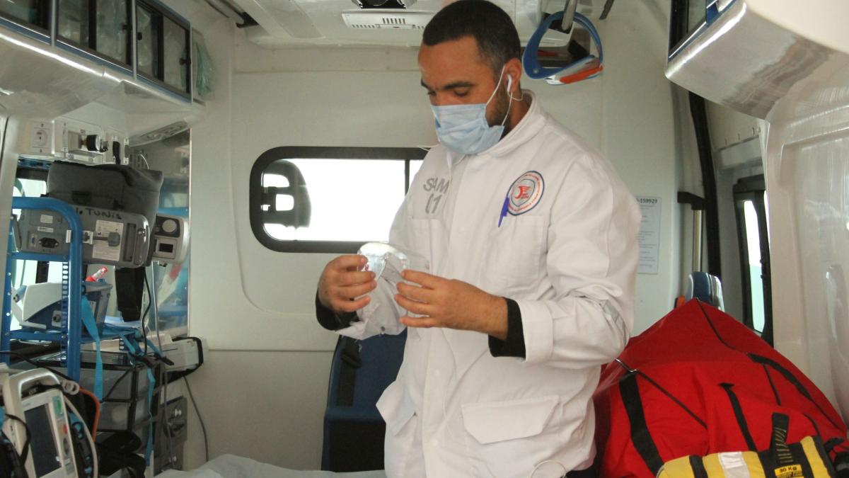 medic confirmat cu covid 19 dus la spital cu politia dupa ce a refuzat internarea