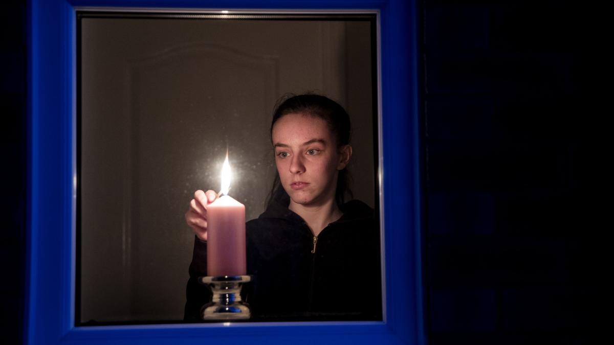 slujba de paste urmarita pe laptop e altfel decat ne am imaginat suntem obisnuiti sa fim in