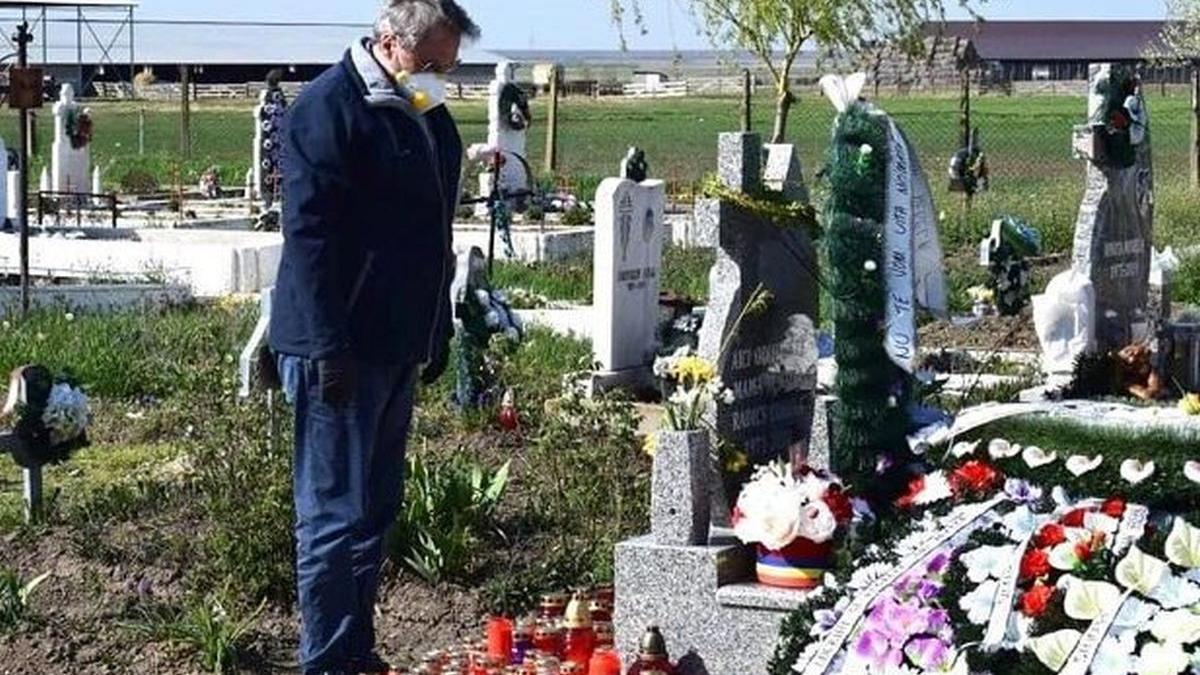 ministrul vela surprins la mormantul asistentei de la maureni a dus cu elicopterul o coroana de