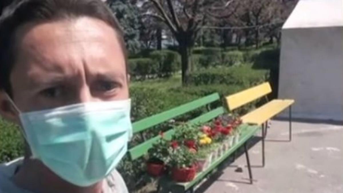 tanarul din gorj a venit cu bratele pline de flori pentru cadrele medicale este modul sau de a si