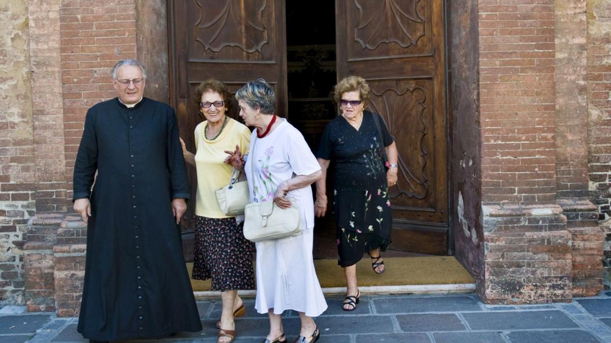 un preot si un dascal din targu frumos confirmati cu coronavirus au umblat cu molifta