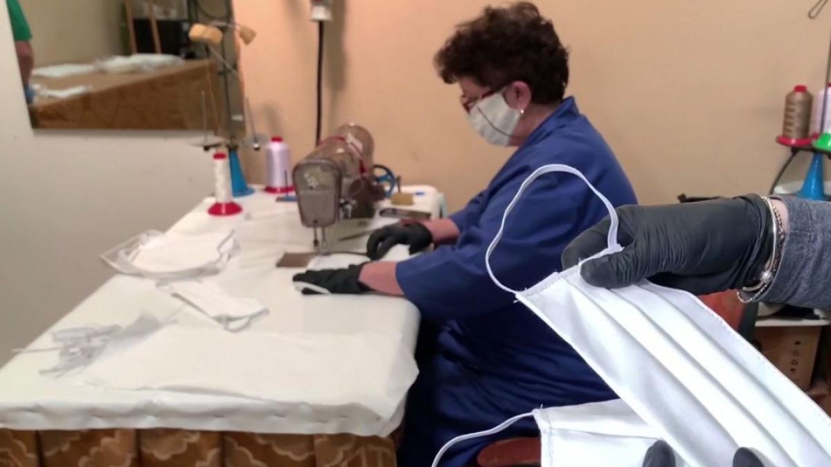 epidemia de covid 19 tranforma afacerile un magazin de perdele produce acum masti si combinezoane