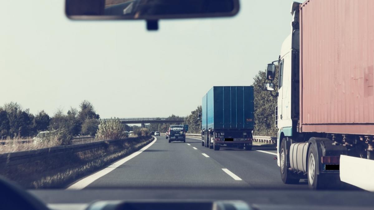 tir plin cu gunoaie din anglia oprit in trafic de politistii romani