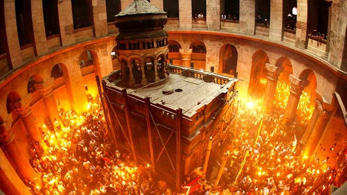 cum se aprinde de fapt sfanta lumina de paste detalii despre ritualul misterios care fascineaza