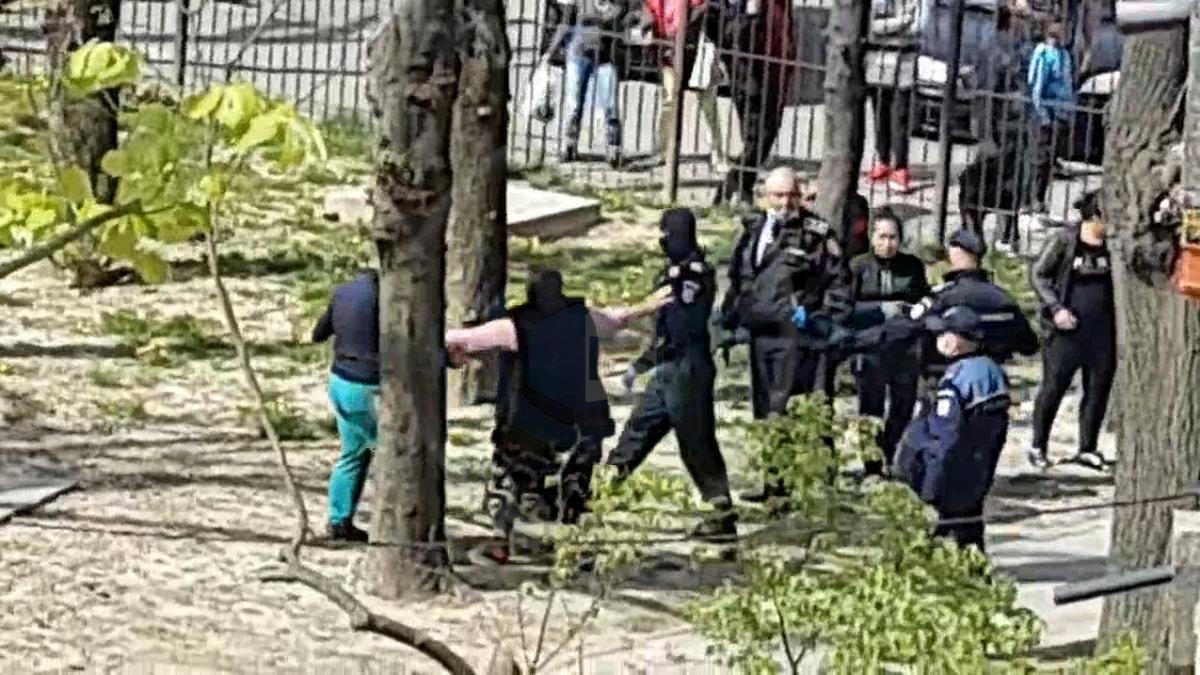 bataie pe o strada din satu mare in plina pandemie