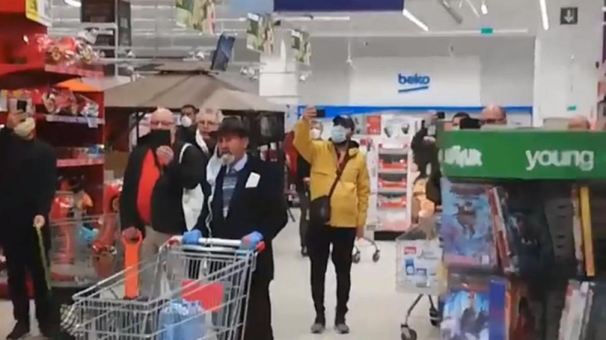 imagini emotionante intr un supermarket din piatra neamt oamenii au cantat hristos a inviat in timp