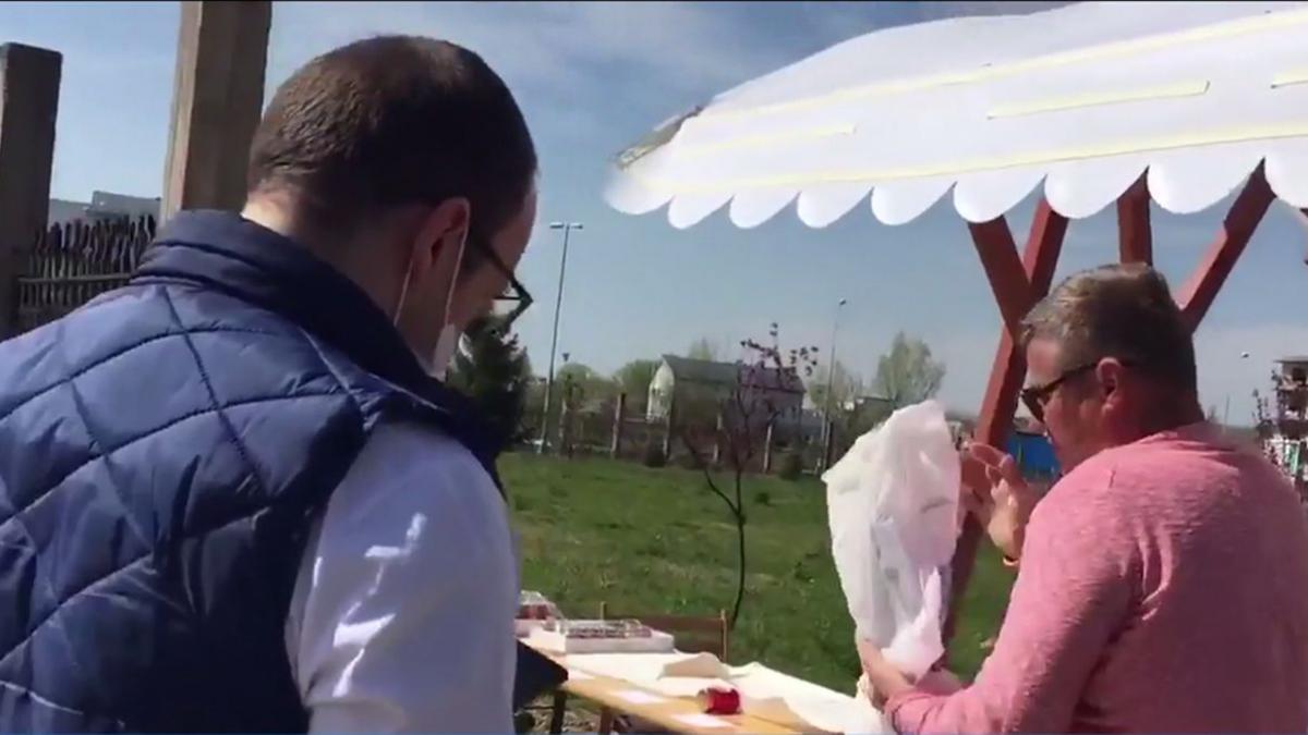 paine sfintita anafura impartita pe tarabe biserica pandemie coronavirus