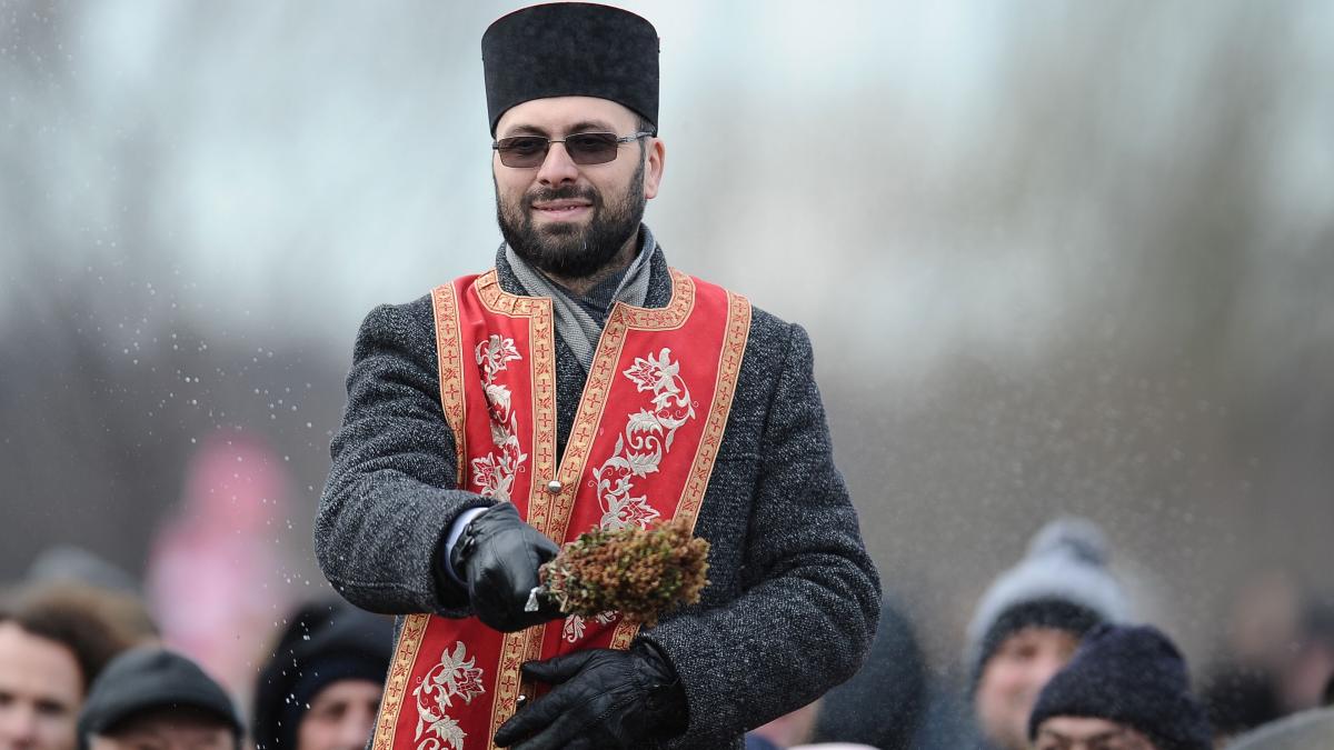 preot din cluj amendat cu 2 000 de lei a oficiat slujba cu enoriasi desi nu avea voie