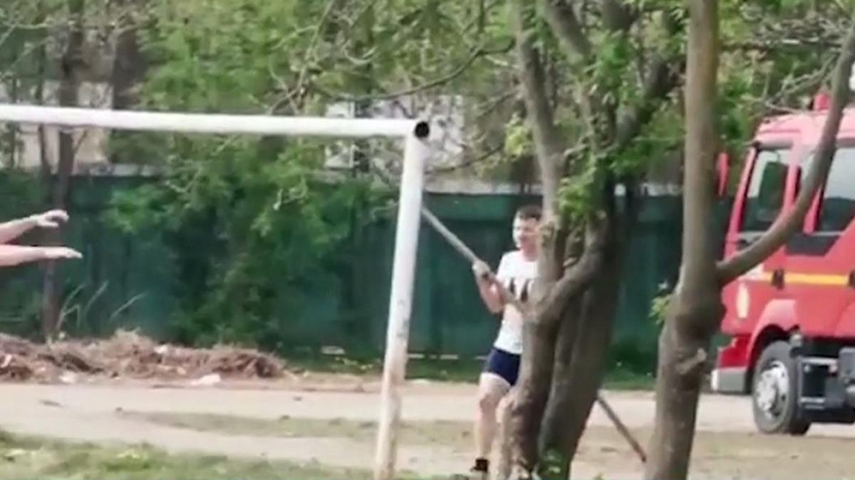 pompieri pe terenul de fotbal in ziua de paste