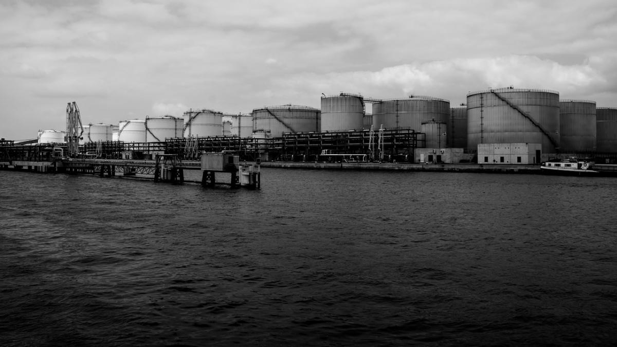 pretul petrolului american a scazut sub 0 dolari pentru prima data in istorie