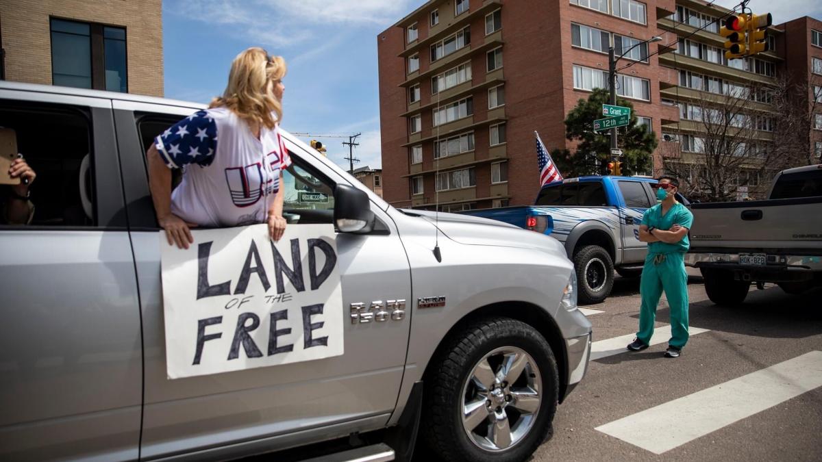 poza care a facut inconjurul lumii barbatul in uniforma medicala care opreste protestatarii