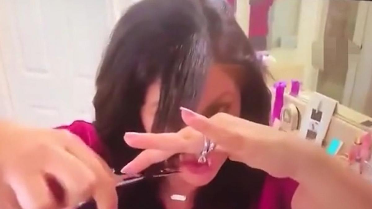 sotul unei jurnaliste surprins dezbarcat in dus in timp ce ea se filma din baie video