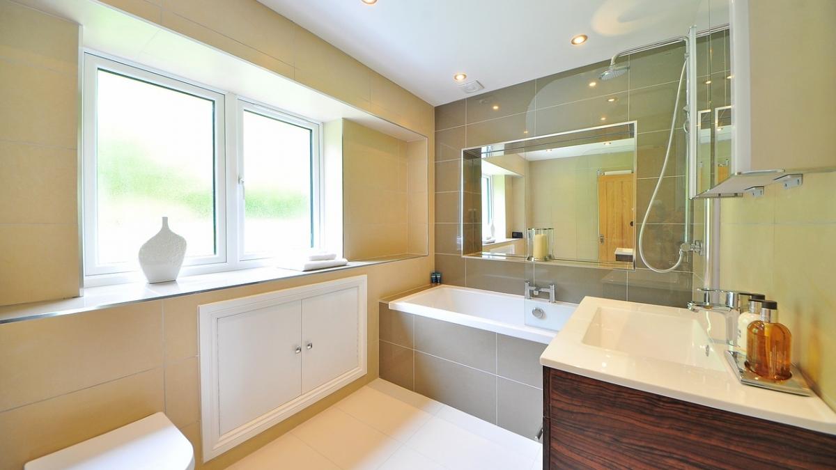 un report si a filmat din greseala sotul dezbracat in dus in timpul unui reportaj