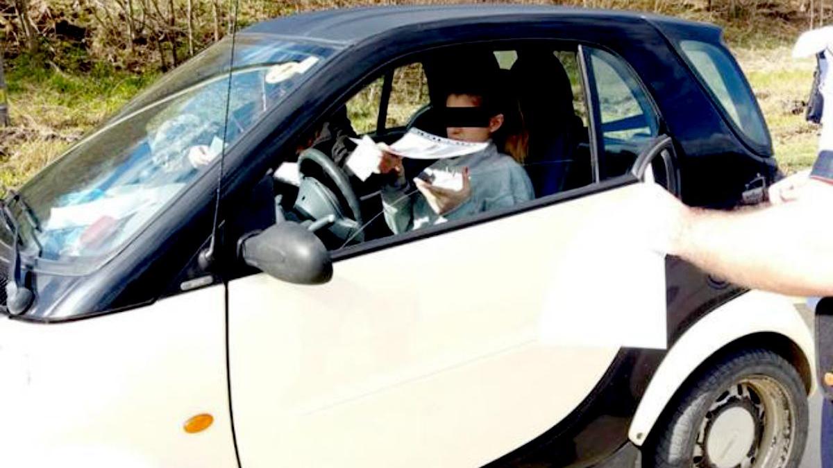 adolescenta putna convins mama invete sa conduca masina