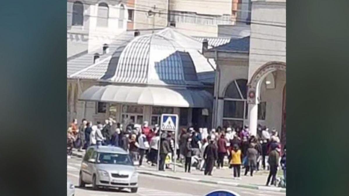 zeci de persoane s au calcat in picioare pentru agheasma