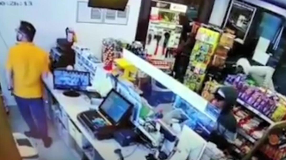 doi tineri furat benzinarie bucuresti