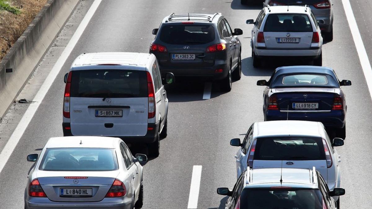 trafic oprit de politisti timp de cateva momente pentru a permite unei familii de ratuste sa