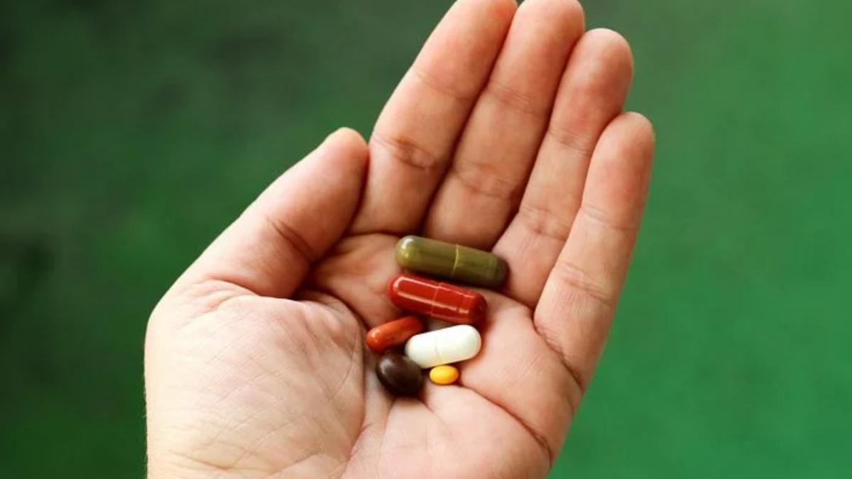 un barbat infectat cu coronavirus a murit acasa dupa ce s a tratat singur cu antibiotice