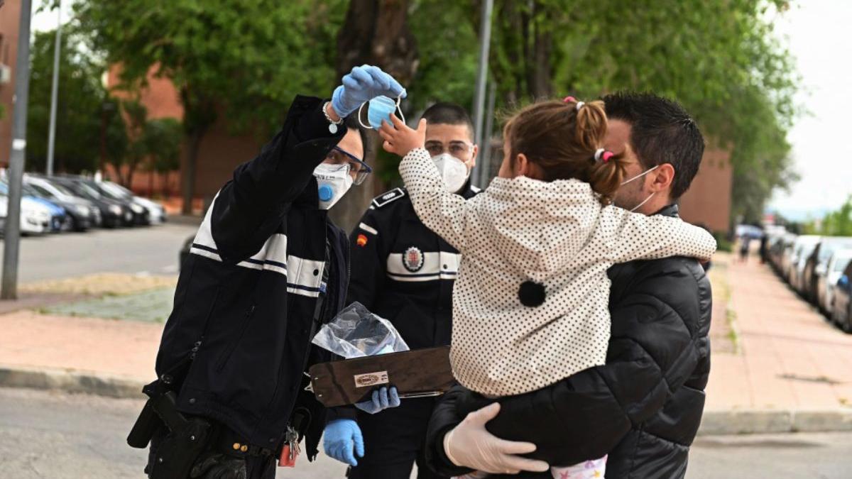 copii spania iesit case prima data dupa sase saptamani izolare