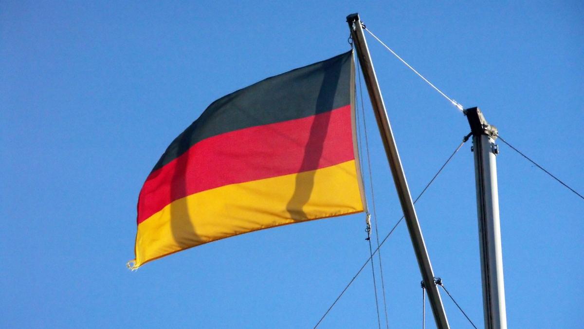 protest cu scandal in centrul berlinului manifestantii spun ca nu mai suporta izolarea si vor sa