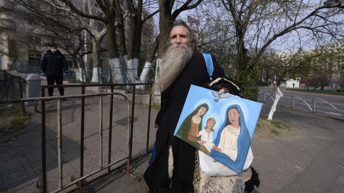 rugaciune pentru ploaie organizata de un preot pe un camp din galati