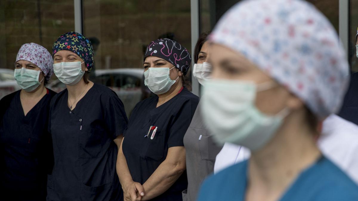 medic aflat in prima linie s a sinucis