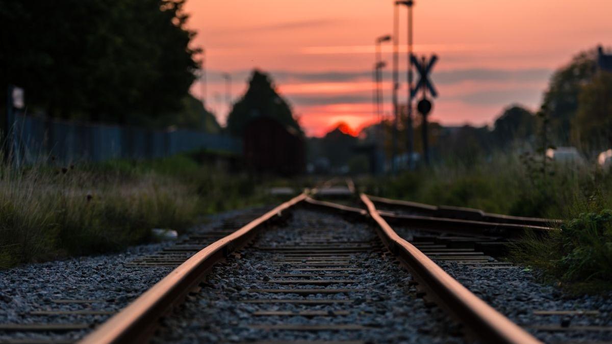 Persoană spulberată de tren în Timiș. Martorii spun că a fost vorba despre o sinucidere