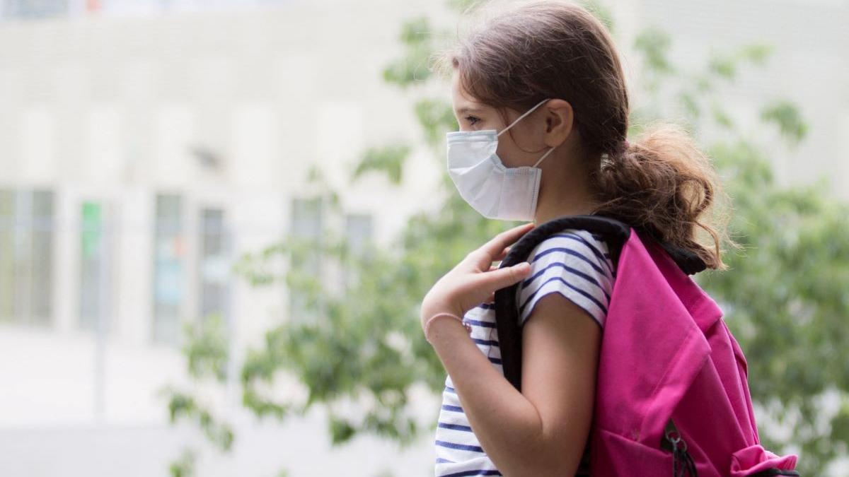 copiii pot contacta coronavirus si raspandi la varstnici