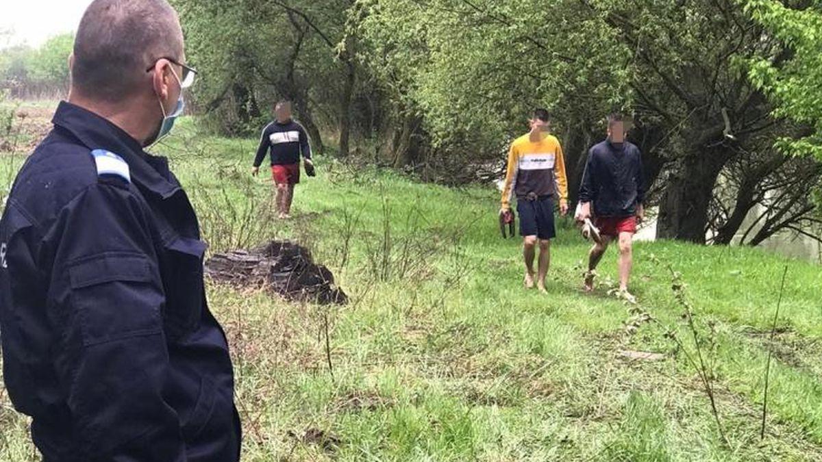 tineri alba gratar corturi rau