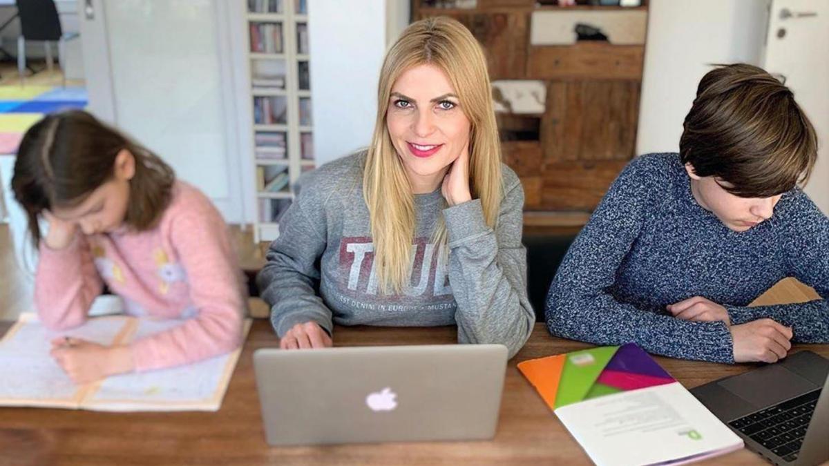 cum invata elevii acasa lectiile sunt plictisitoare zici ca te uiti la un videoclip pe youtube