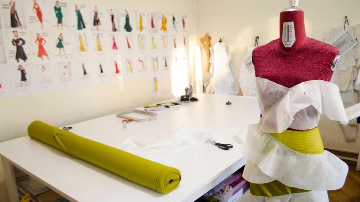 numai de bine cum se reinventeaza designerii romani de la haine de strada la cele de casa