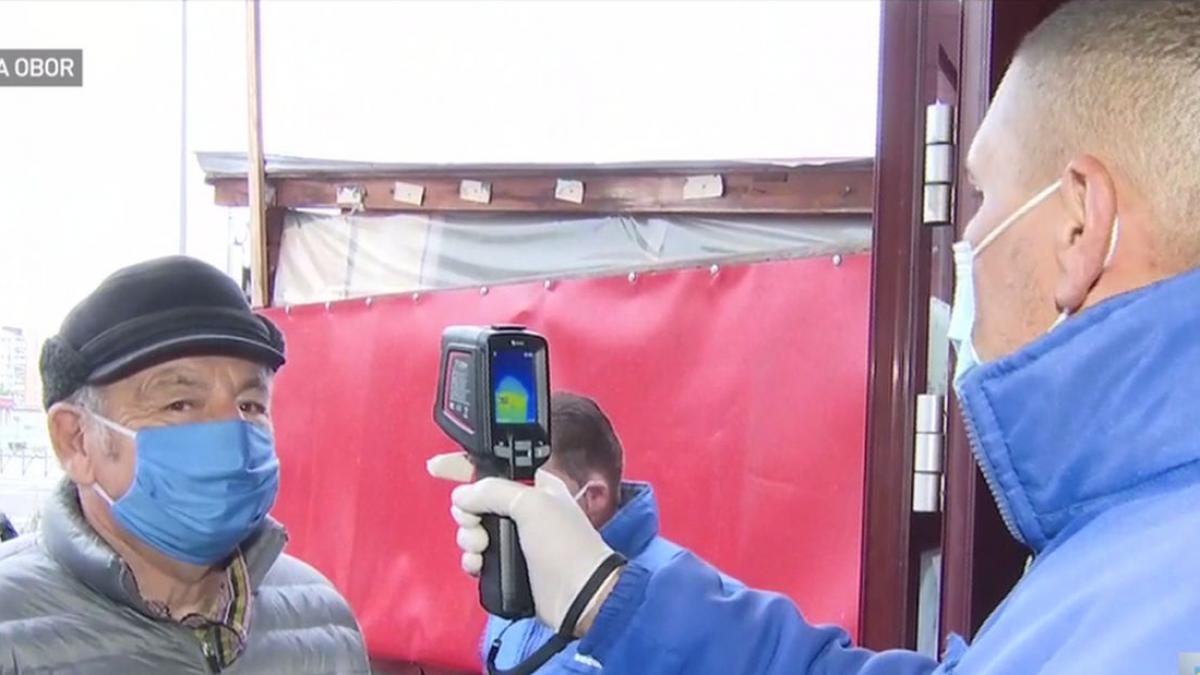 Oamenii pot intra în piaţă, doar după ce trec testul termoscannerului