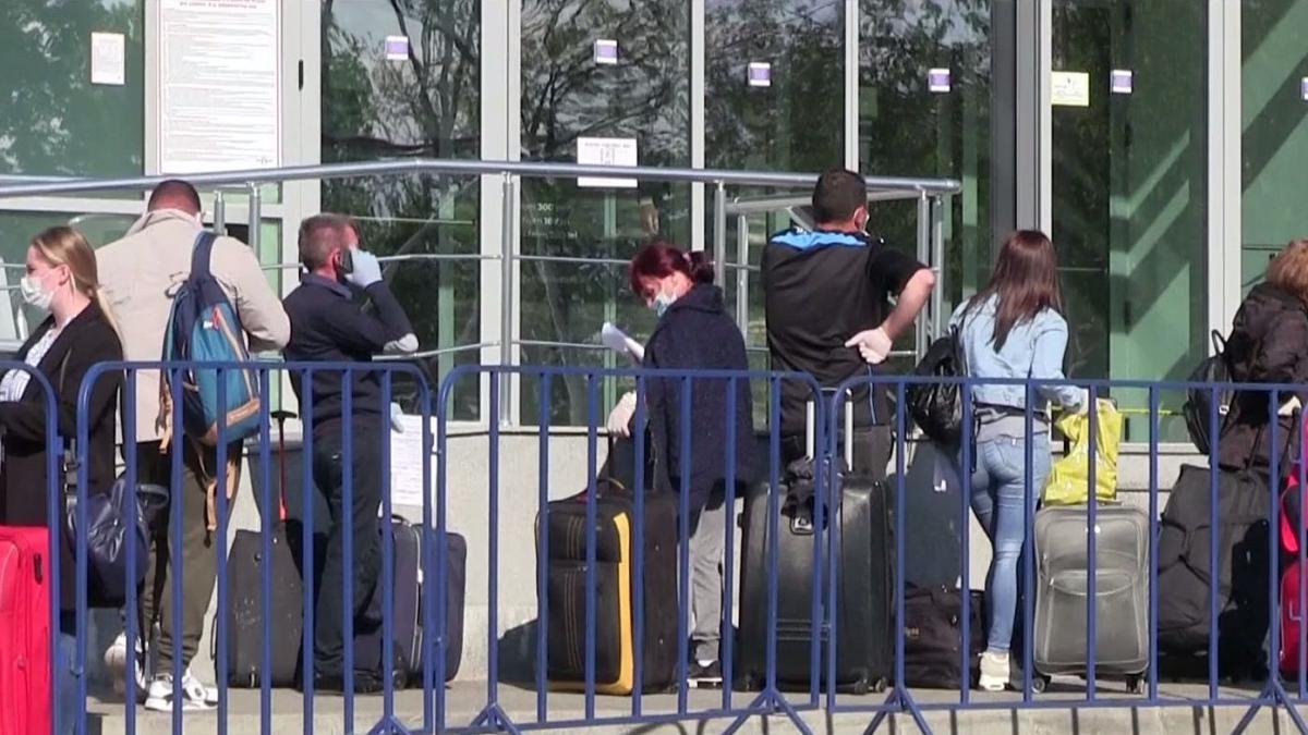 aeroportul din iasi a fost aglomerat sute de romani au plecat la munca in germania