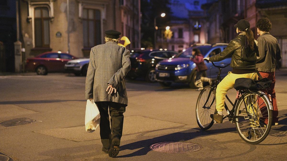 spectacol muzical oferit trecatorilor de asociatia culturala arcen oprit de autoritati nu suntem in