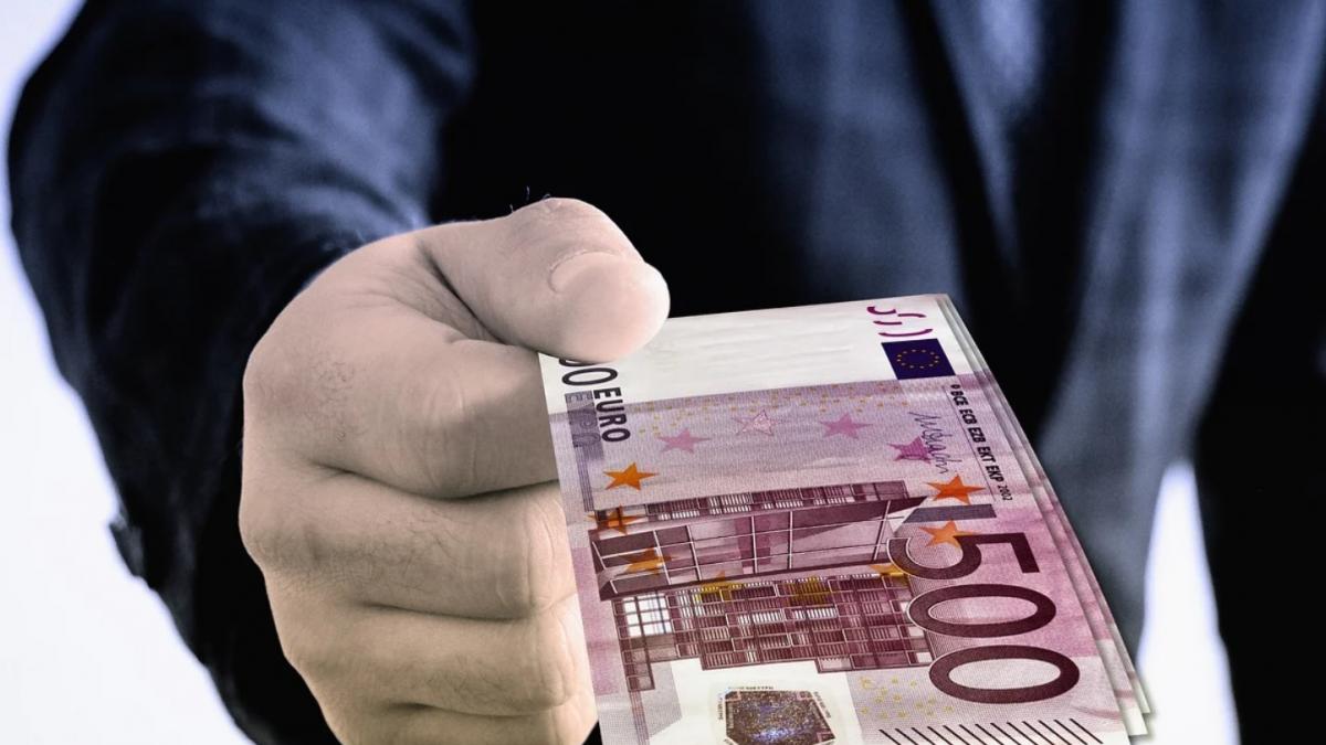 afaceristul care umbla peste tot cu o sacosa cu 300 000 de euro cash