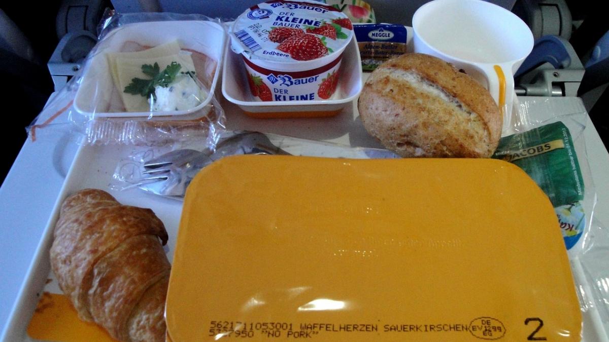 oamenilor le este atat de dor de mancarea de avion incat o comanda online