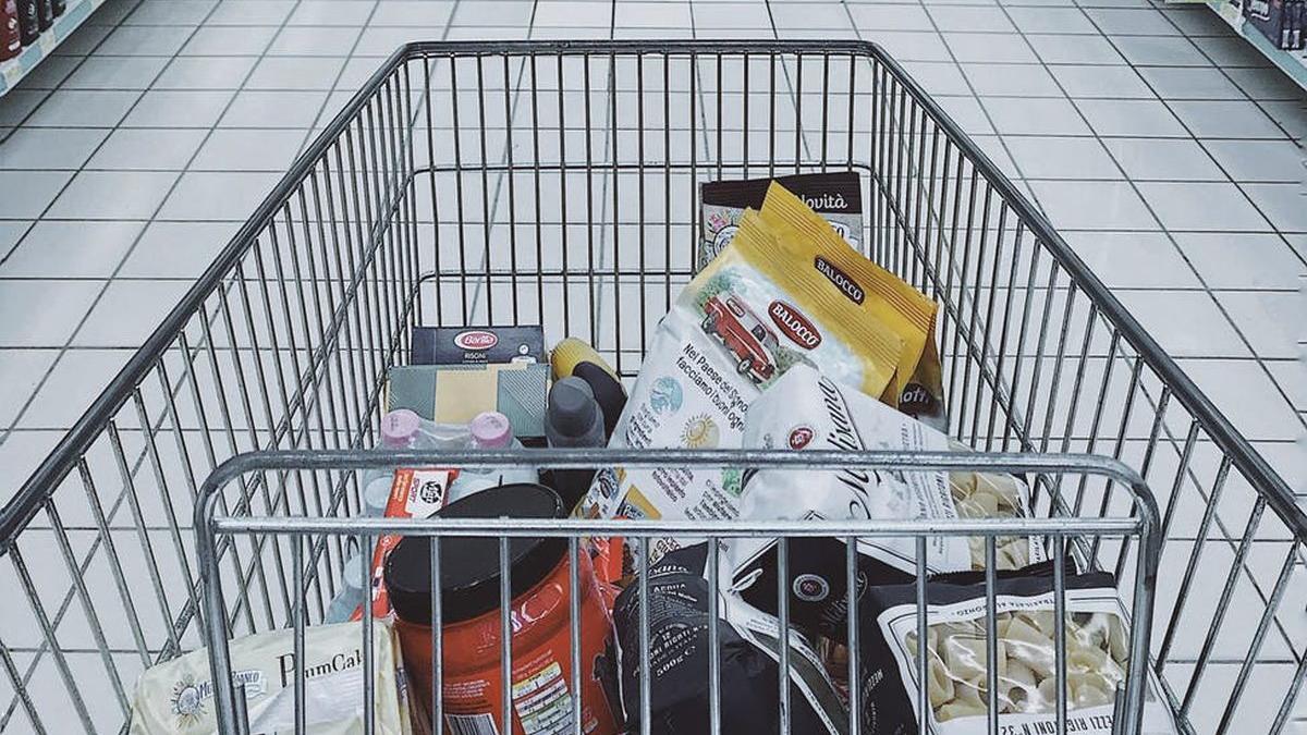 un agent de securitate din timisoara a gasit un plic cu 30 000 de euro prins de roata unui cos de