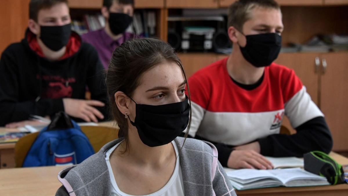 elevii din anii terminali care sufera de afectiuni cronice sau locuiesc cu persoane de peste 65 de