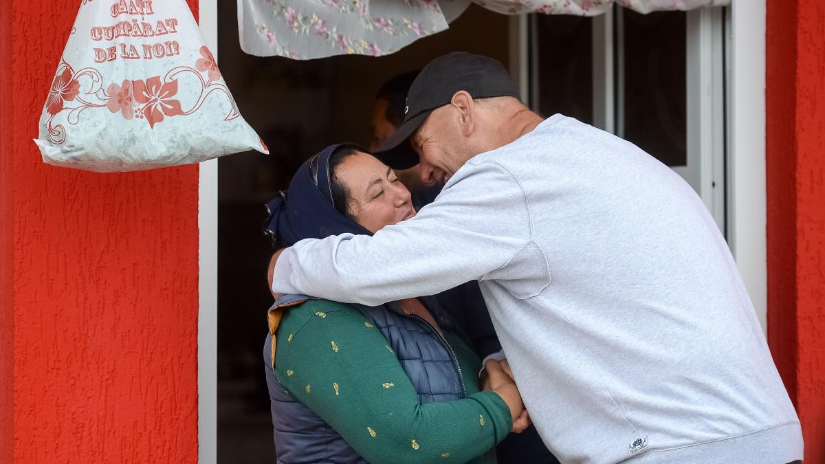 viorel catarama si regina maria a imbratisat bolnavii de tifos