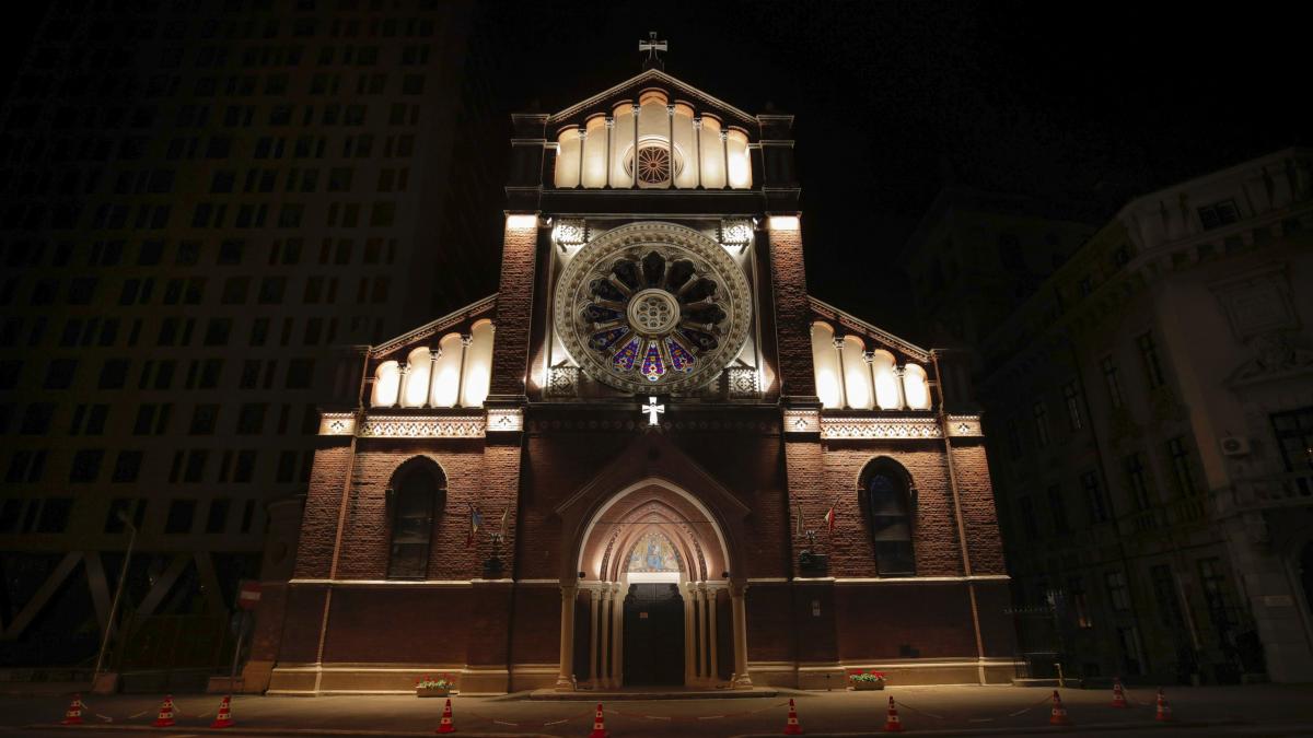 slujbele religioase doar in exteriorul bisericilor dupa 15 mai iohannis credinciosii trebuie sa