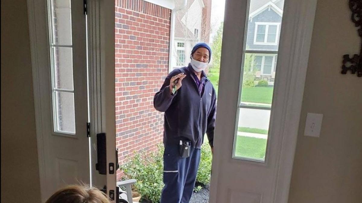 surpriza de la curier