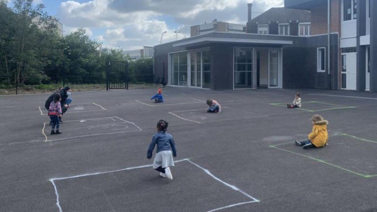 cum arata pauzele elevilor din franta copiii sunt obligati sa se joace fiecare in patratelul lui