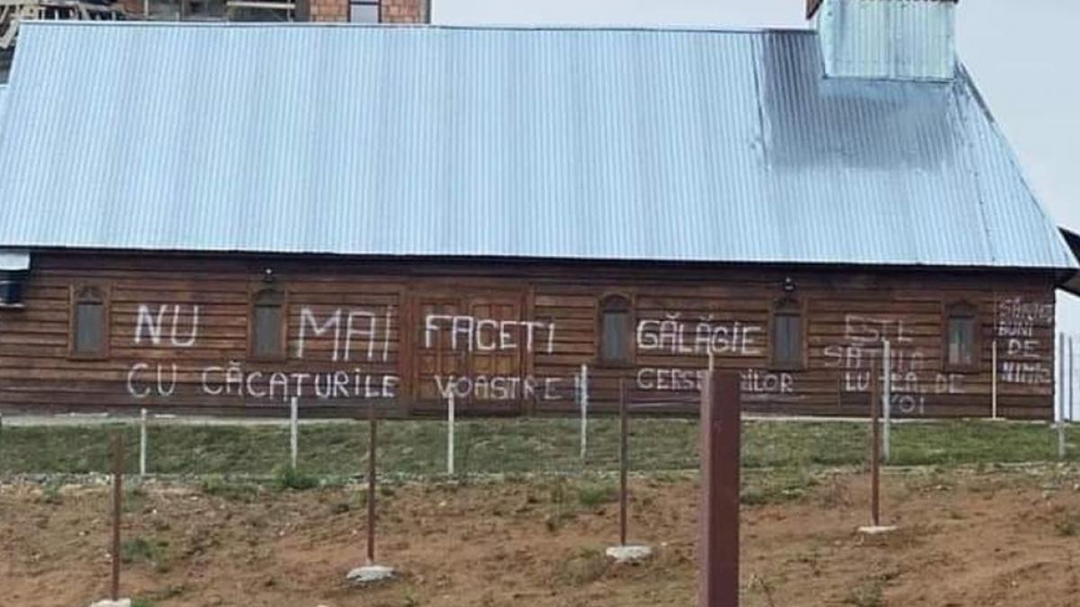 mesaje jignitoare pe peretii unei biserici din maramures nu mai faceti galagie