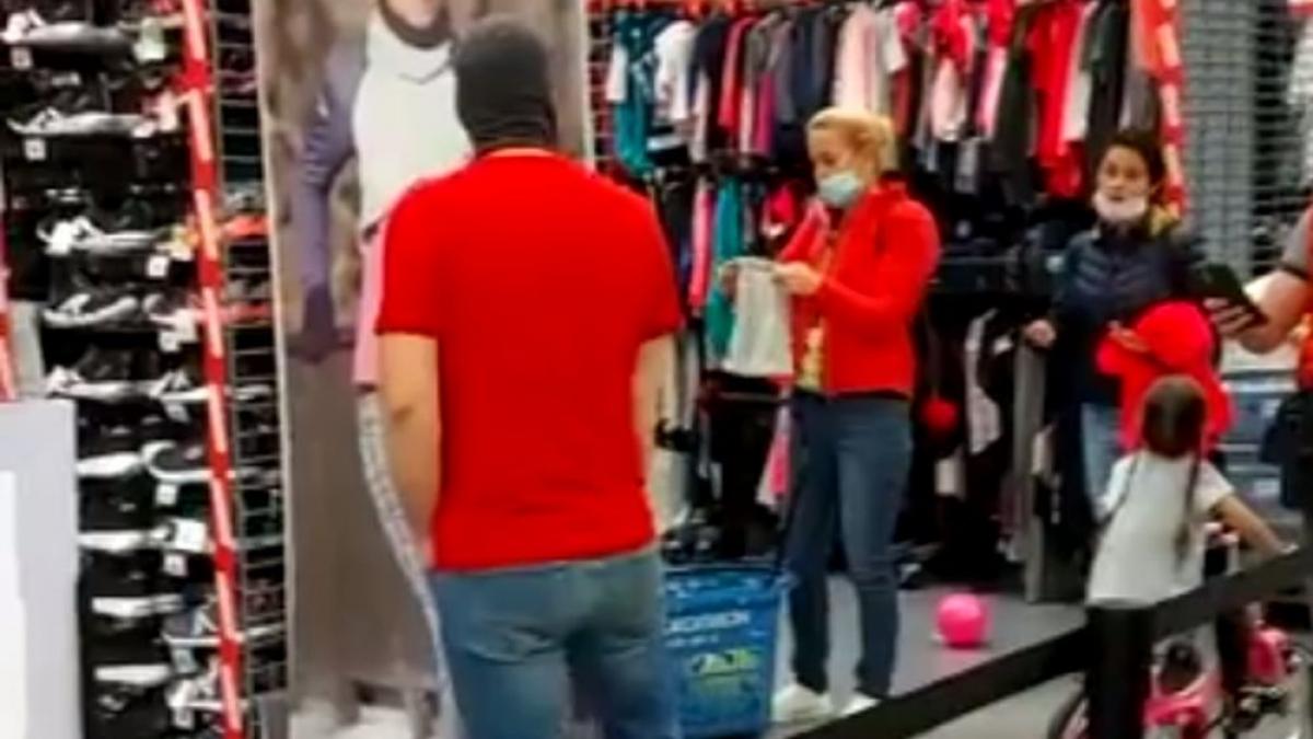 scandal urias intr un magazin din constanta un barbat cu cagula a intrat in cabina peste o femeie