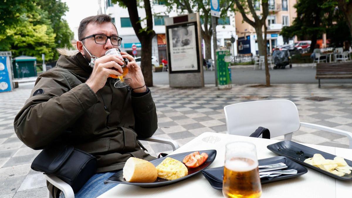 proprietarii de terase un singur om la masa la o distanta de doi metri de altul