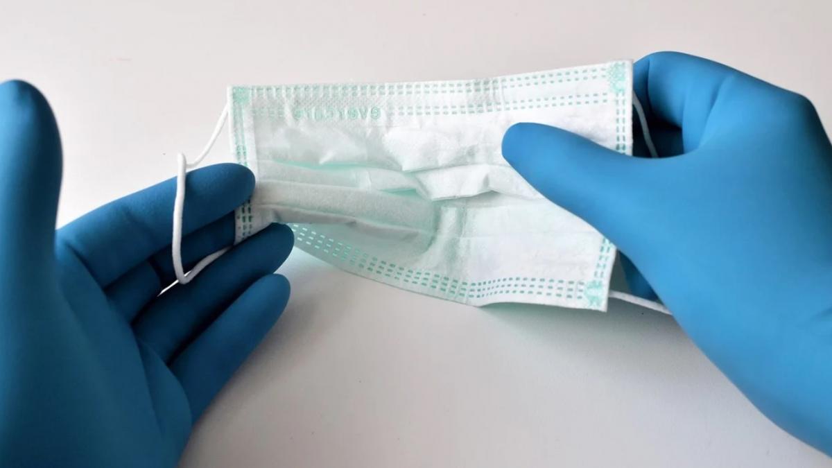 trebuie sa combatem doua tipuri de imbecili cei normali nu poarta masca mai sunt cei care o poarta