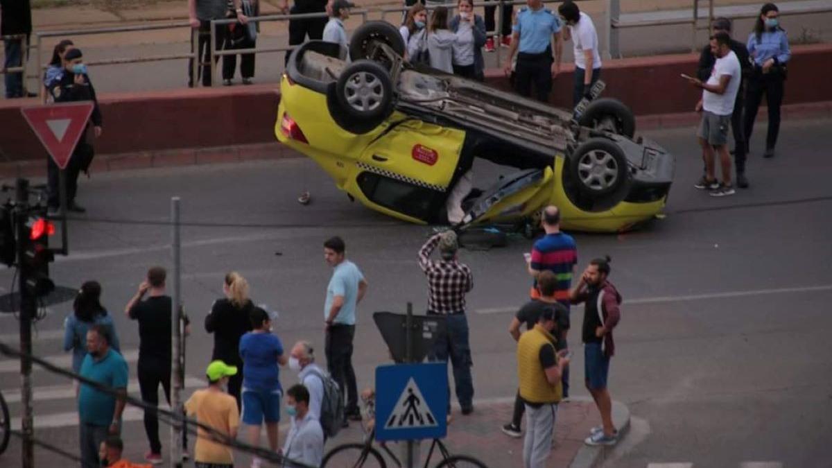 accident in sectorul 3 din capitala un taxi s a rasturnat dupa ce s a ciocnit cu o alta masina