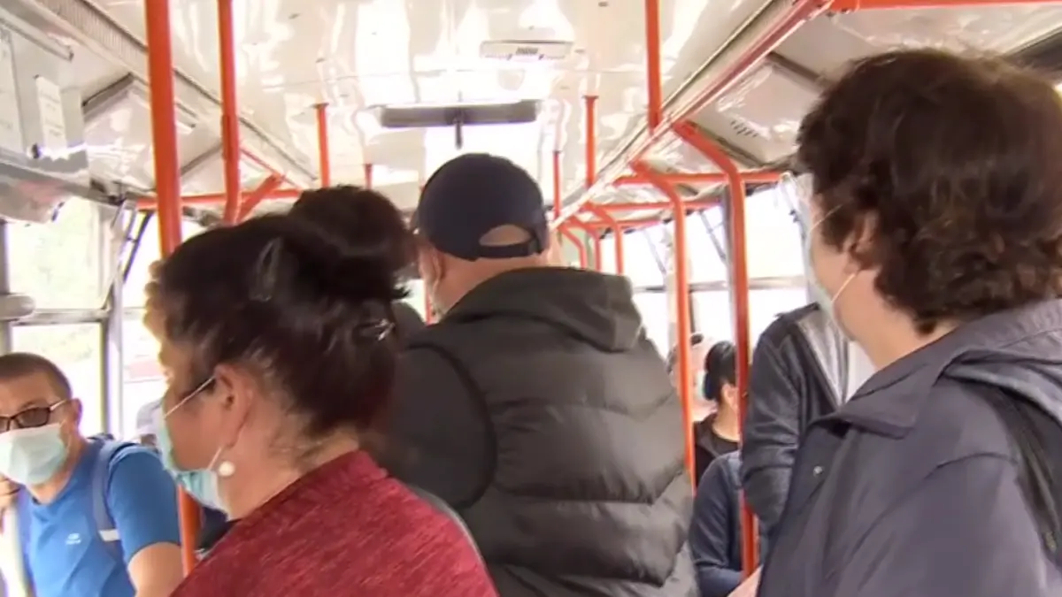 tramvaiele din bucuresti la fel de aglomerate ca inainte de pandemie video