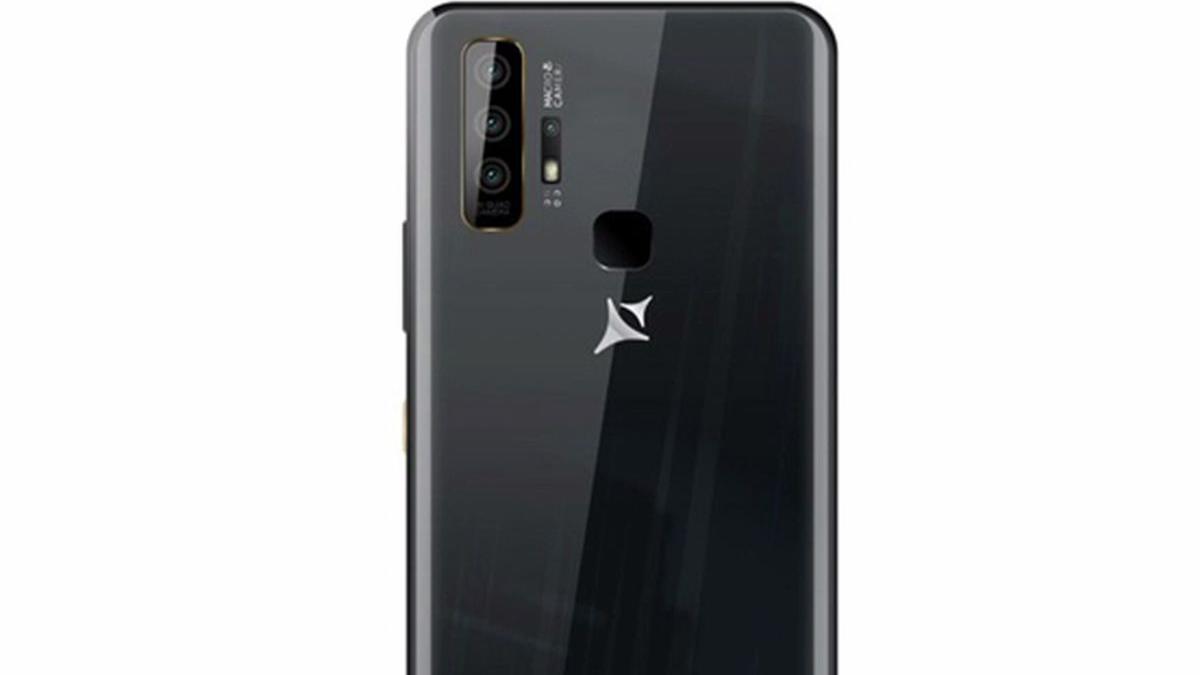 primul telefon romanesc cu 4 camere